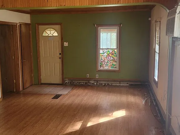 22521 Hoffman St, Saint Clair Shores, MI 48082