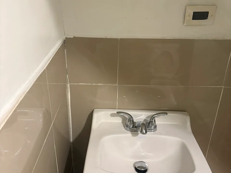 180 John St #2