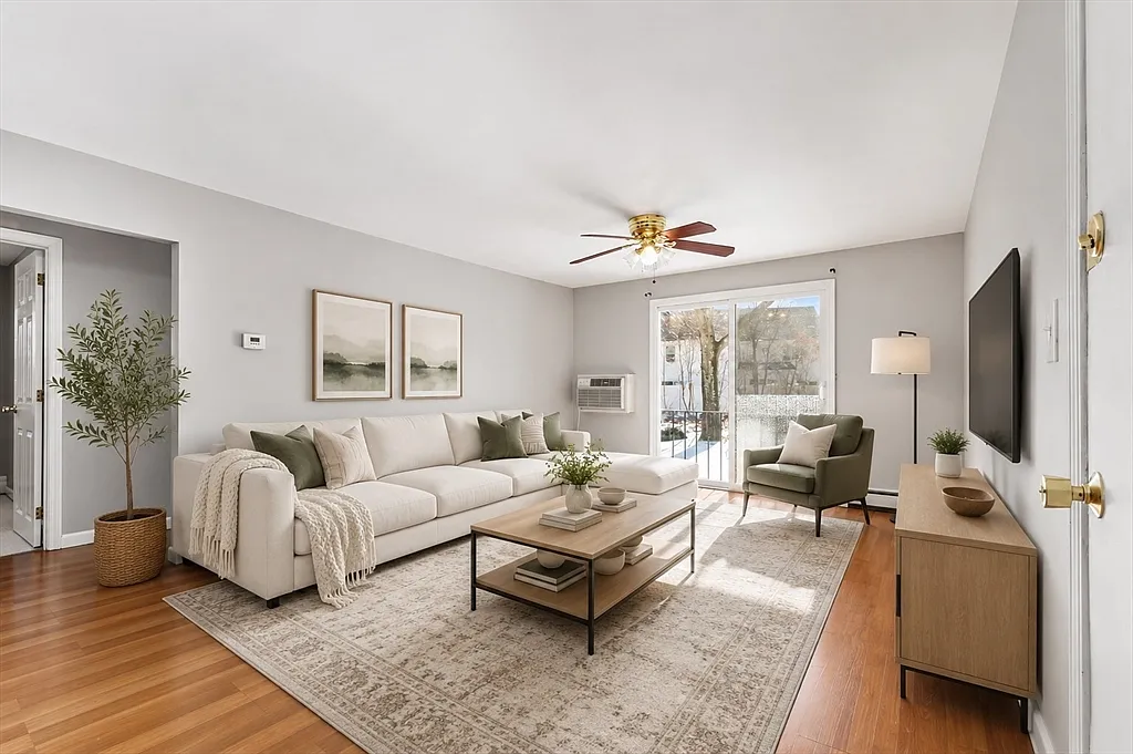 2 bed, 1.0 bath, 713 sqft, $2,200 — Photo 1