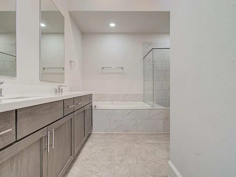 9532 London Bridge Sta — Photo 31