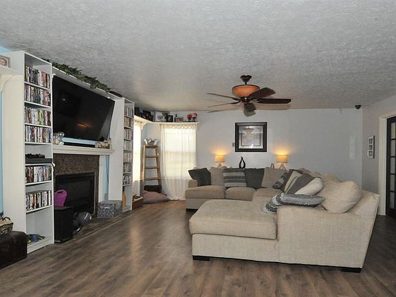 3rd image of 951 Surfridge Dr