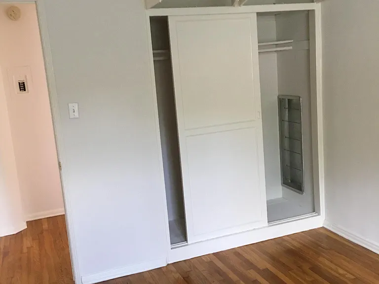 2407 Oak St — Photo 4