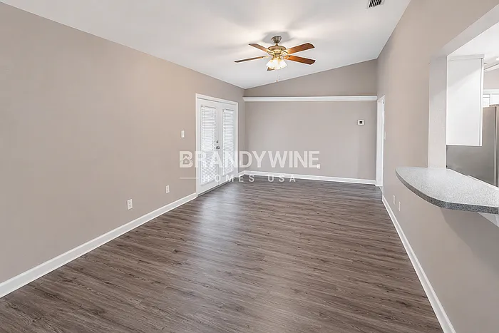 220 Bonnie Glen Ln — Photo 5