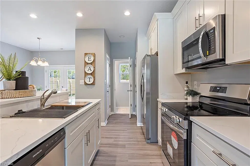 3 bed, 1200 sqft, $2,300 — Photo 3