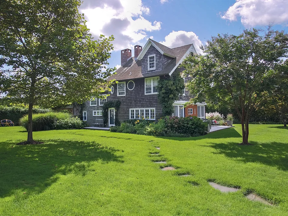 Wainscott Main St