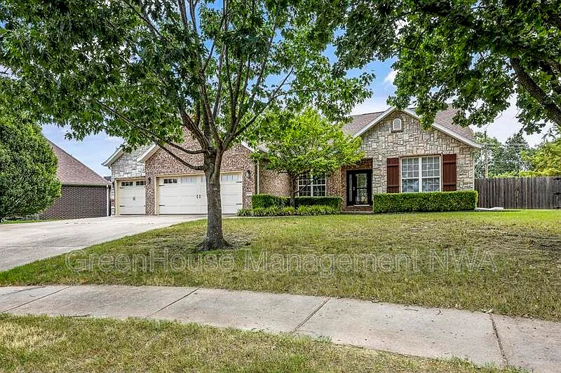 4 bed, 3.0 bath, 2311 sqft, $2,640 — Photo 2