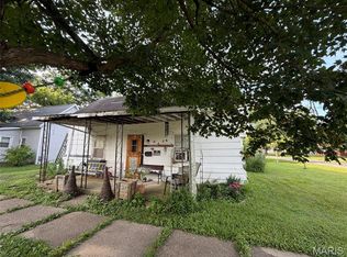 623 W 2nd St, Saint Elmo, IL 62458