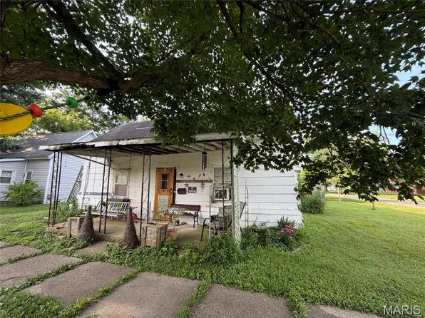 623 W 2nd St, Saint Elmo, IL 62458