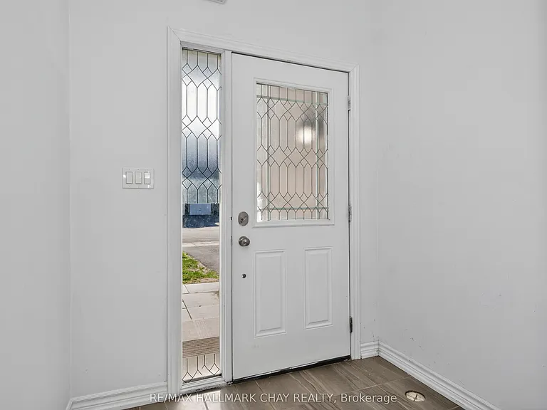 38 Milson Cres — Photo 2