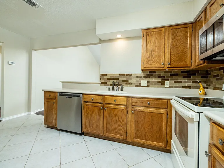 2403 Bayberry Ln — Photo 12