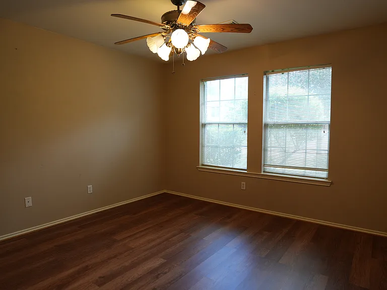 19419 Stamford Dr — Photo 14