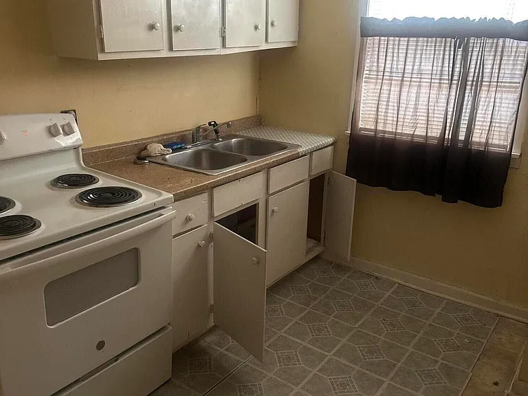2501 Woodlawn St #2501 — Photo 8