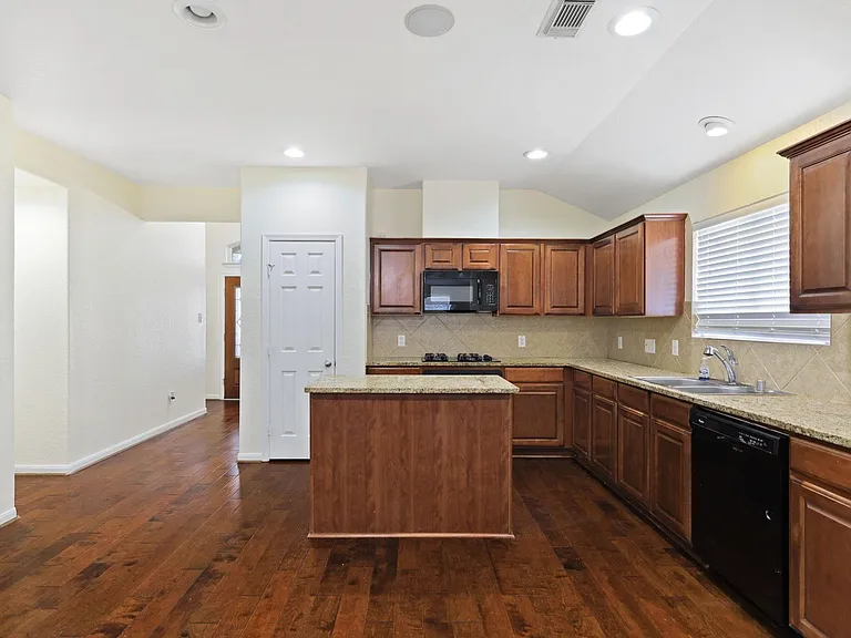 6022 Strong Bank — Photo 11