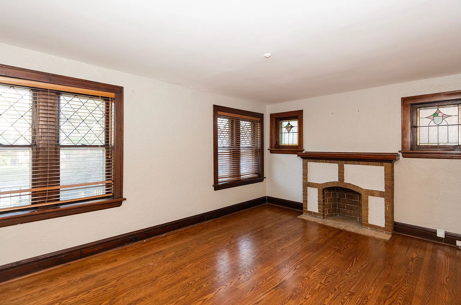 Charming 3 Bedroom 2 Bathroom Home in Great Neighborhood — Photo 4