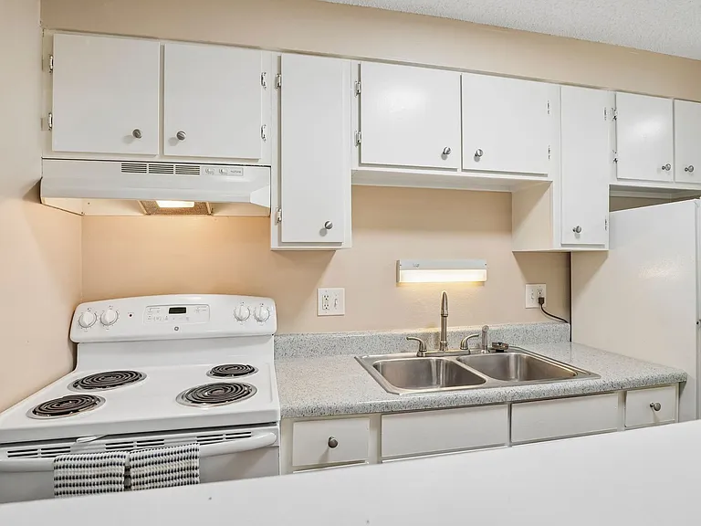 Lorinda Apartments — Photo 19