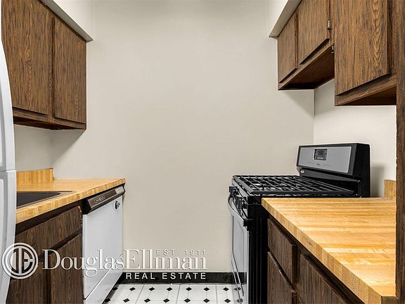 2nd image of 1381 Avenue Of The Amer #14I