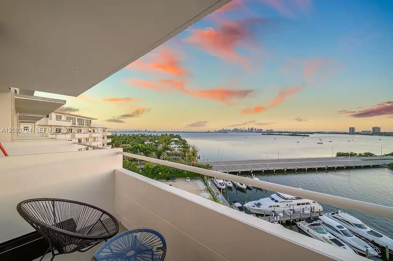 Bayshore Yacht & Tennis C — Photo 1