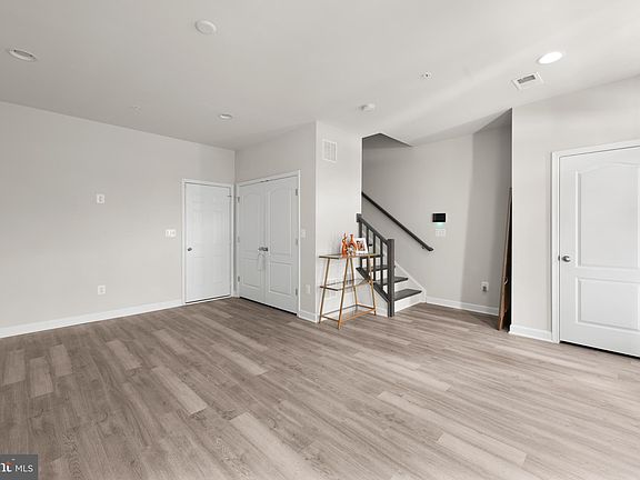 3rd image of 8918 Elk Ave