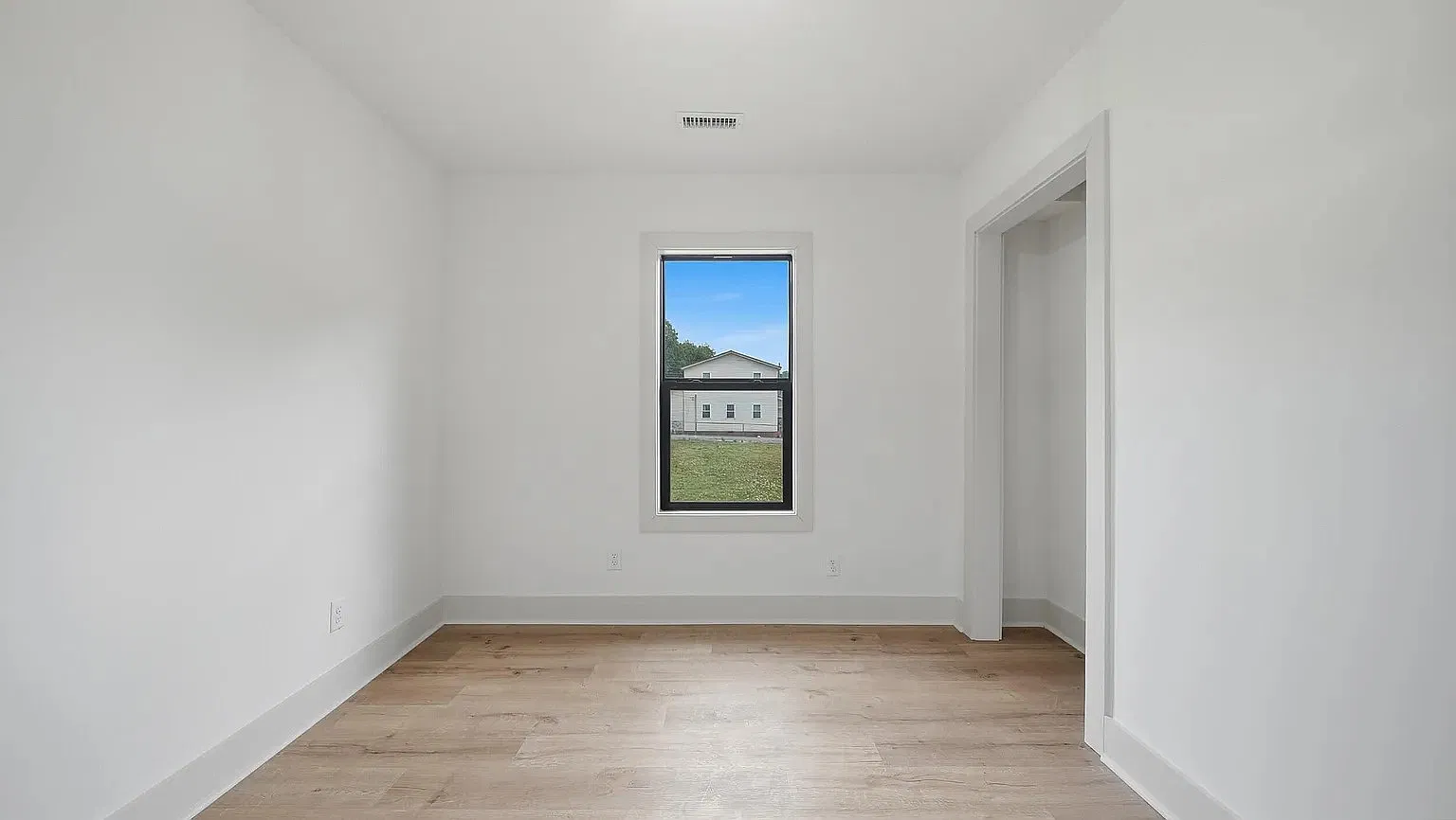 3 bed, 1050 sqft, $1,695 — Photo 2