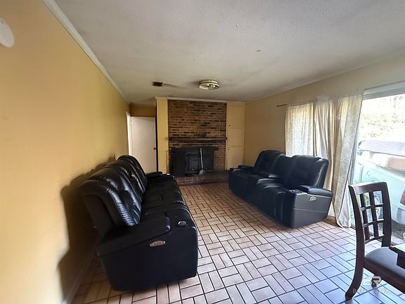 3rd image of 2807 Pea Ridge Rd