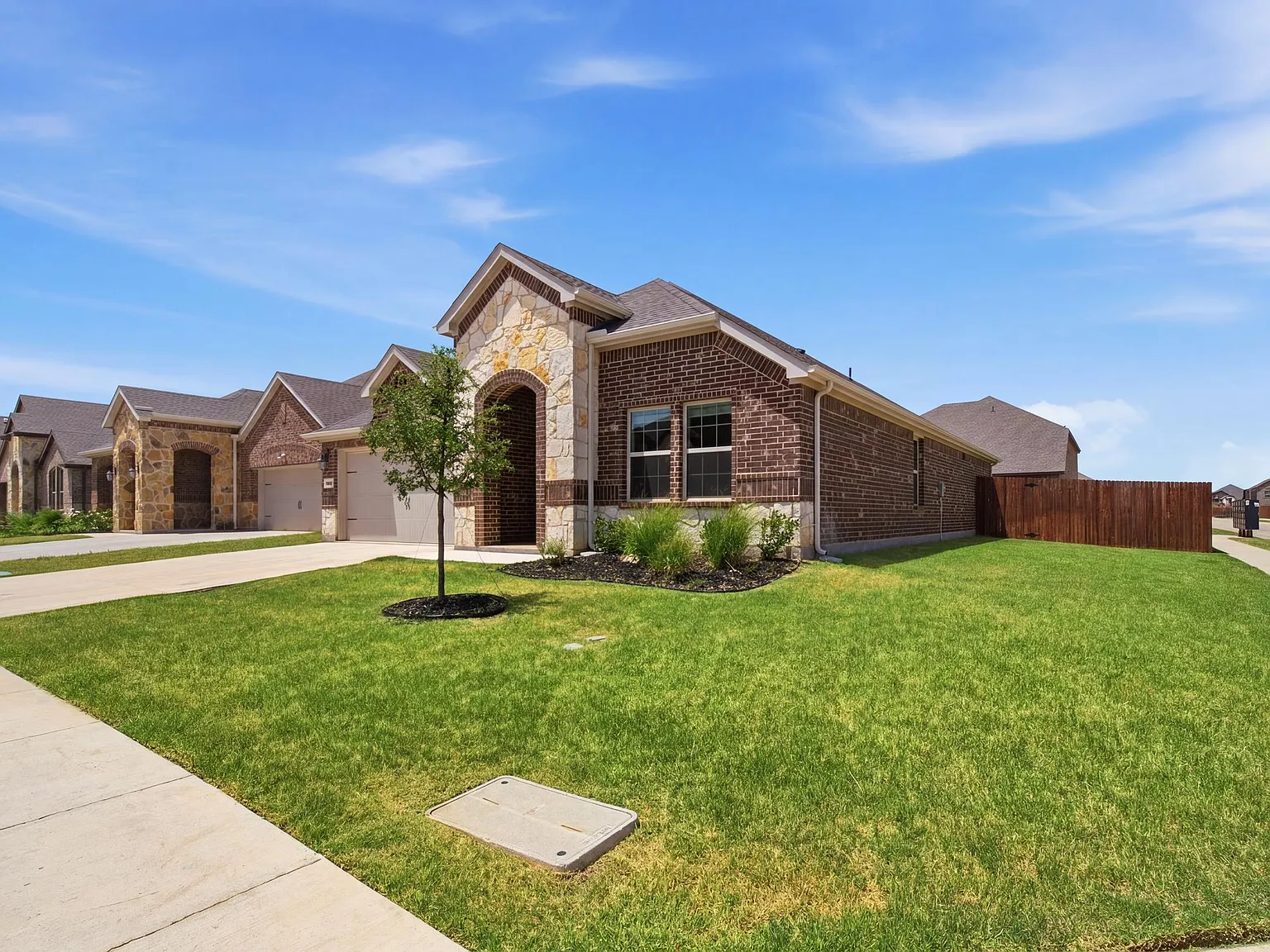 3 bed, 1639 sqft, $2,300 — Photo 2