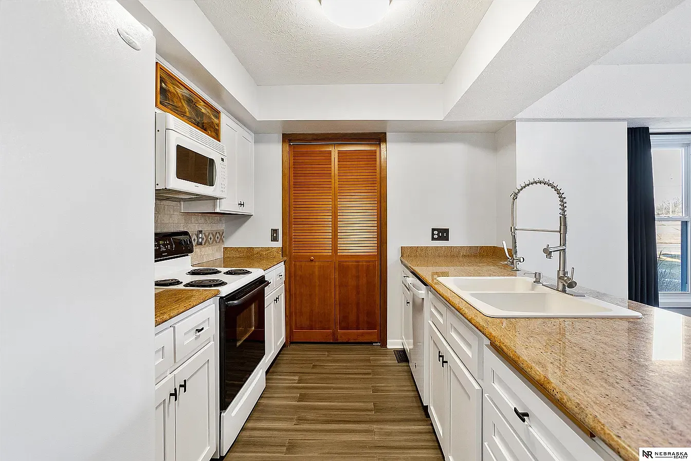 4 bed, 3.5 bath, 1956 sqft, $2,095 — Photo 1