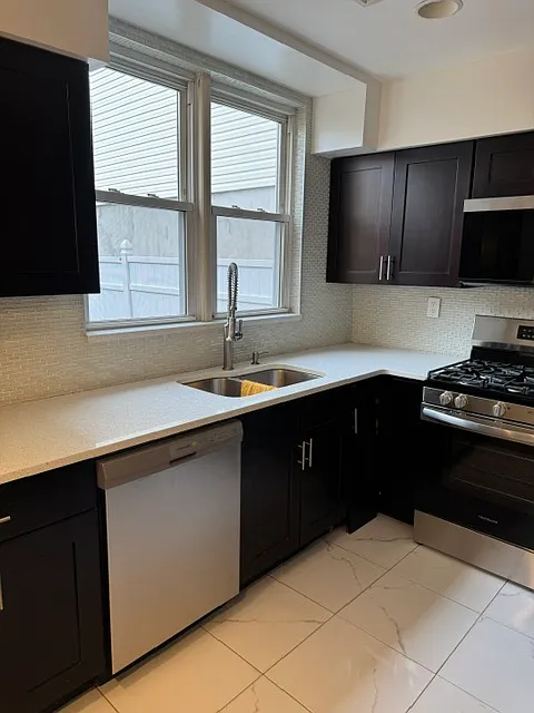 3 bed, 1950 sqft, $3,995 — Photo 4