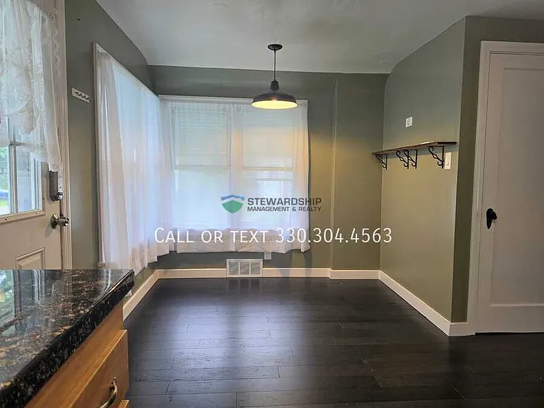 2119 Maple Ave NE — Photo 2