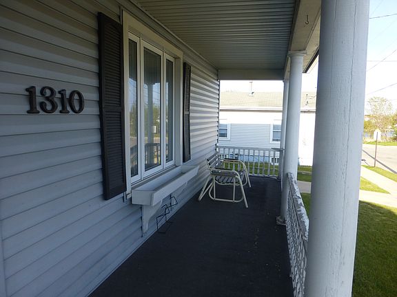 Front porch w/flower box