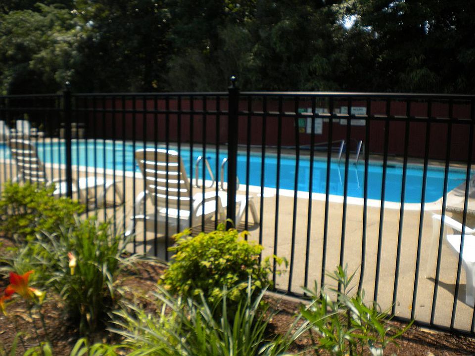 2nd image of 1011 Barclay Sq