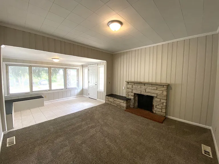 352 Bassett Ave — Photo 4