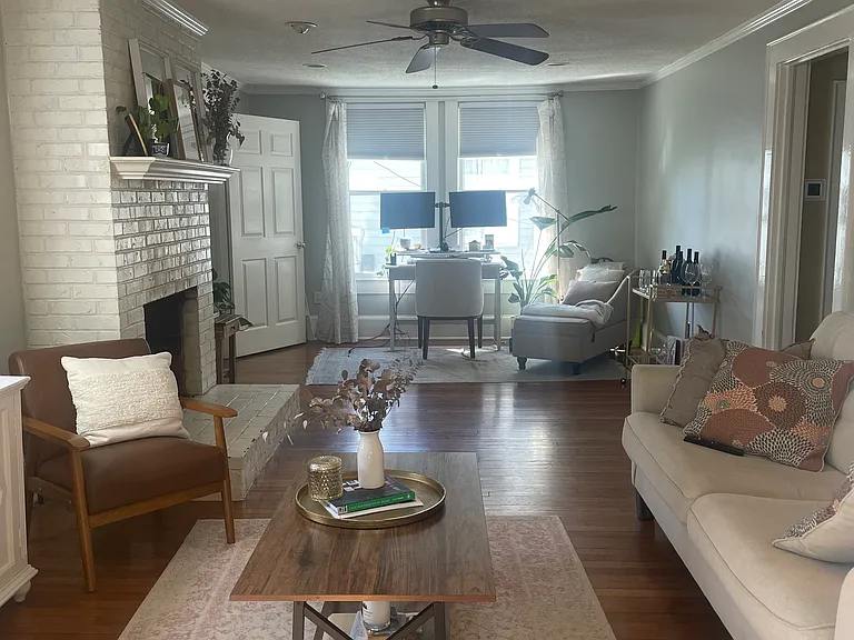 IDEAS on how to furnace. 
Lounge (back right) + Ceiling fan included - all other items are not included.