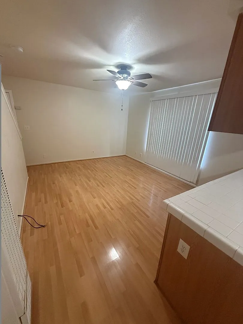 Nice Unit in a Duplex. Private Enclosed Yard, — Photo 4