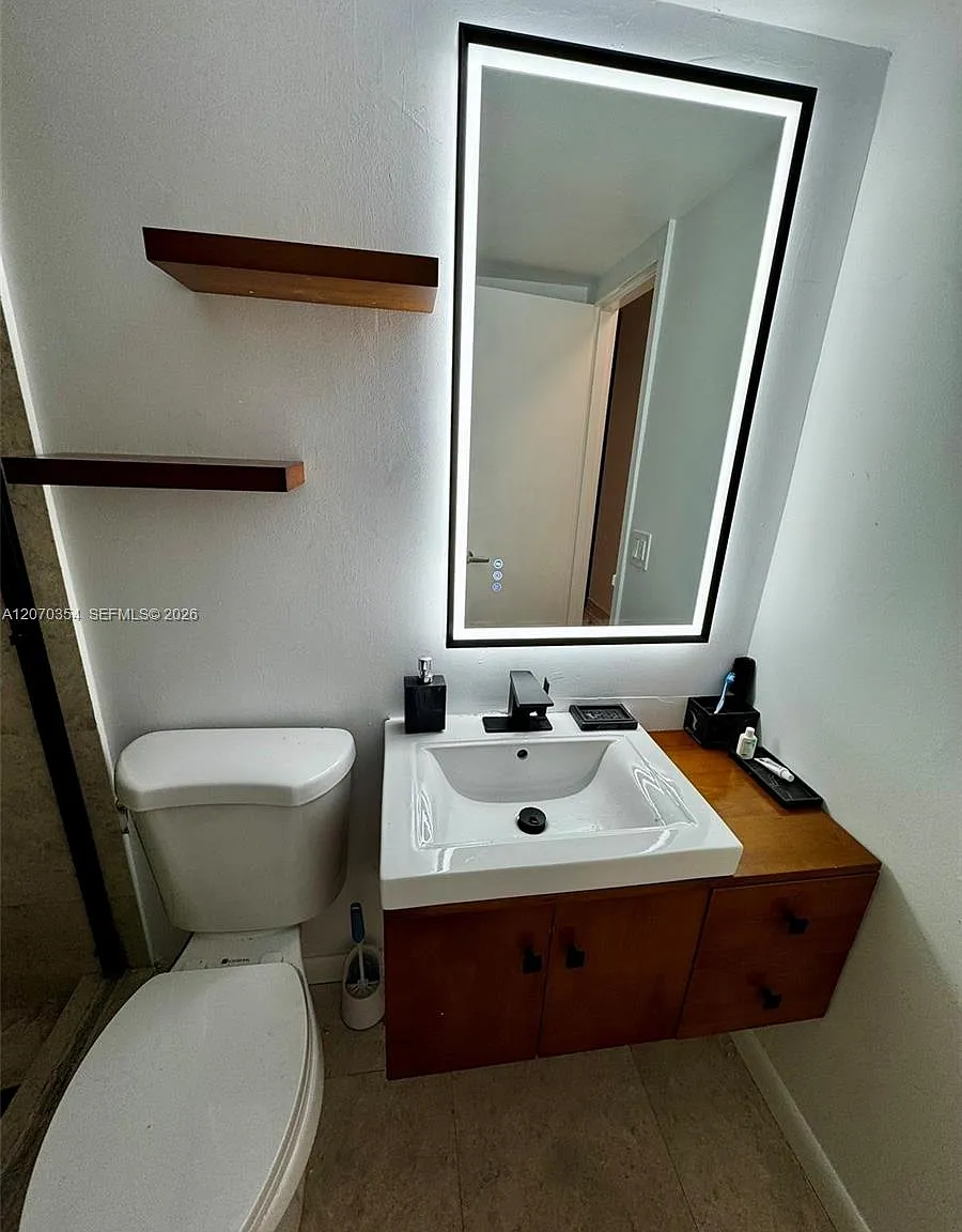 Lincoln Towers Condo — Photo 4