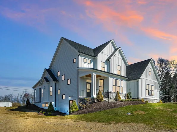 1075 Honey Locust Dr, Jeannette, PA 15644