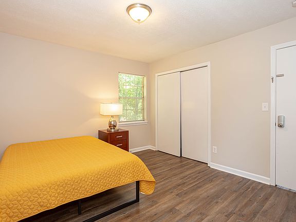 4th image of 3959 Wedgewood Dr #4