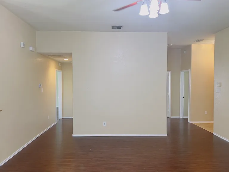 1031 Johnson City Ave — Photo 1