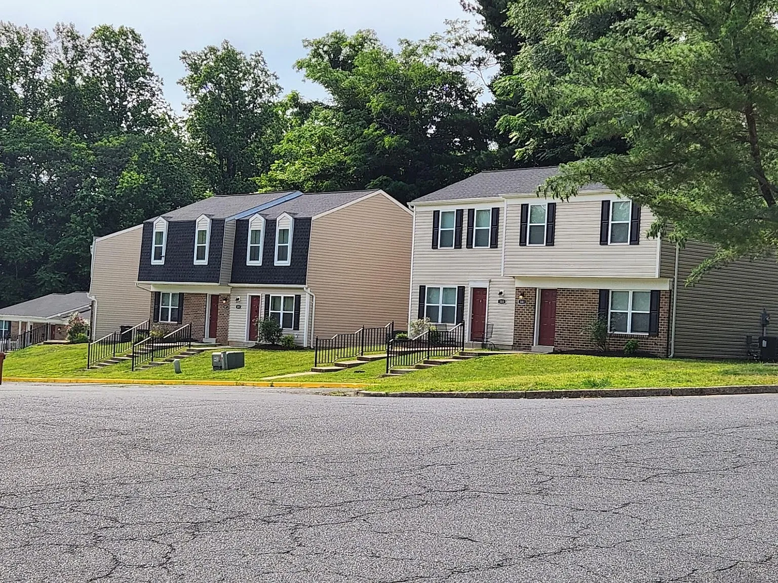 Calvertowne Townhouses — Photo 2