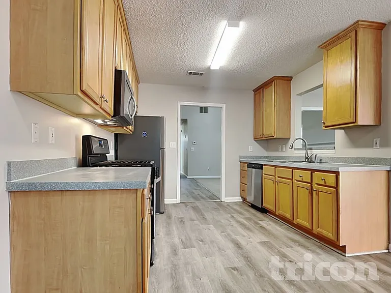 212 Revolutionary Dr — Photo 7