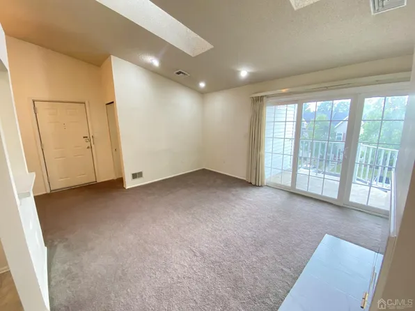 31 Dartmouth Way, North Brunswick, NJ 08902