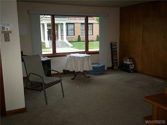 4th image of 558 Winspear Ave