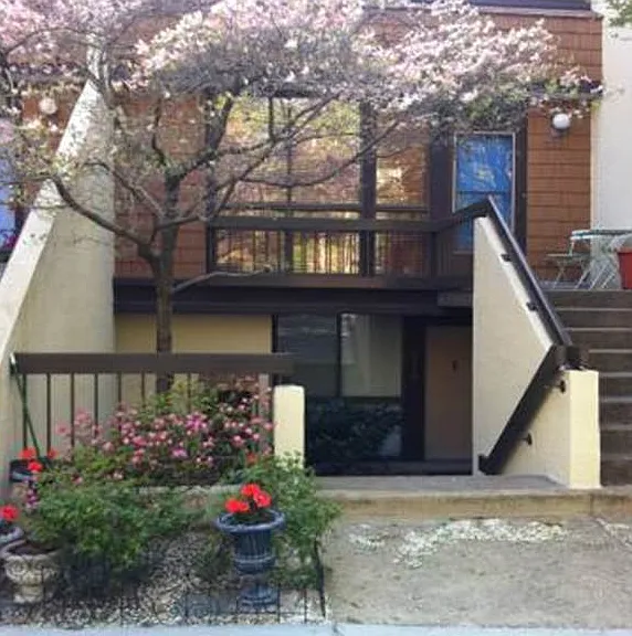 2226 S Quincy St — Photo 2