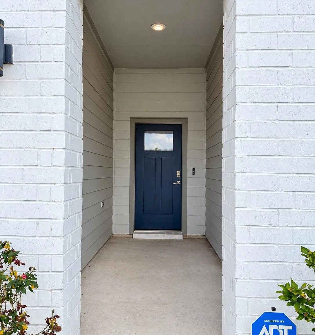 4 bed, 2.0 bath, 2082 sqft, $2,300 — Photo 3
