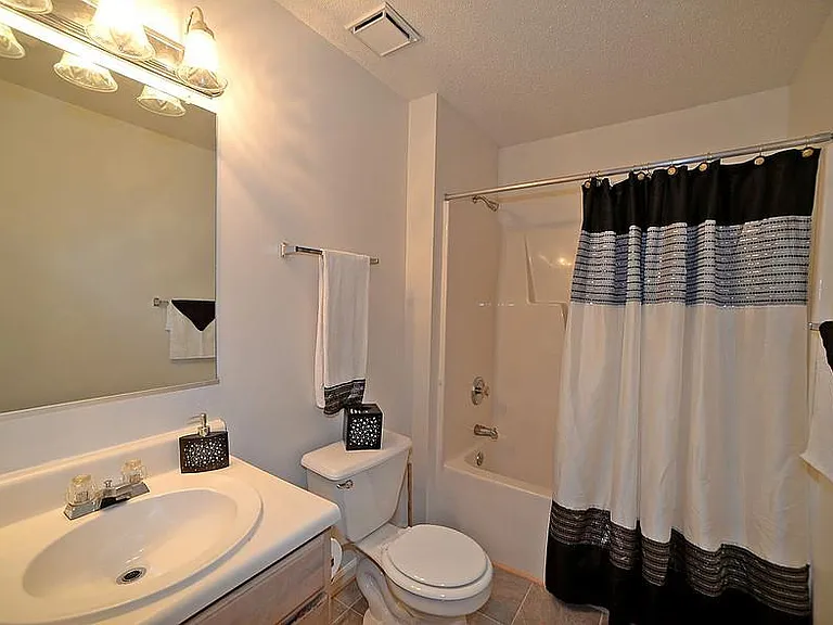 Taylor Pointe Apartments — Photo 19