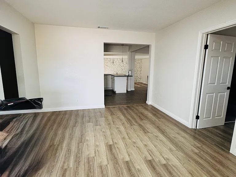 6752 Rostrata Ave — Photo 4