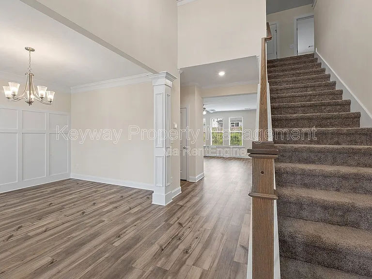 585 Hampton Dr — Photo 4