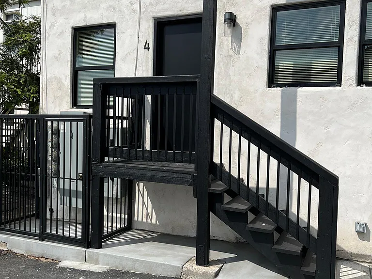 2587 University Ave #4 — Photo 1