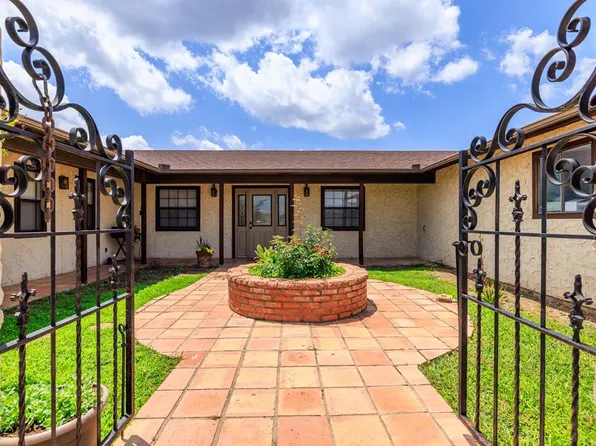 207 Broken Spur Dr, Mountain Home, TX 78058