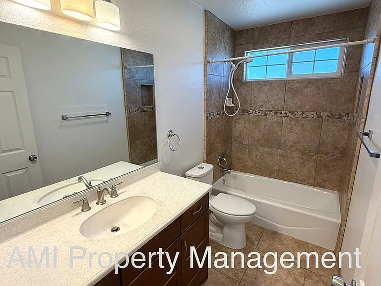 805 10th St #B — Photo 7