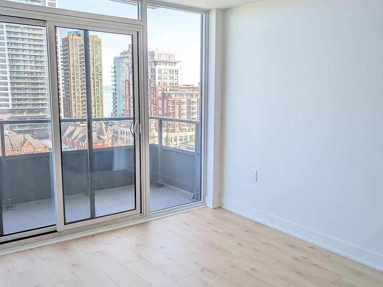 2088 James St #1007 — Photo 8